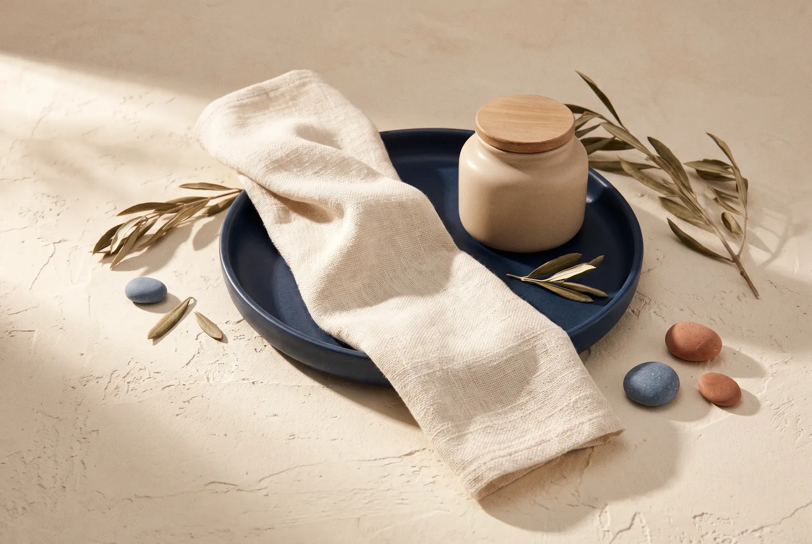 Tejido de lino, cerámica y crema de cuidado de la piel