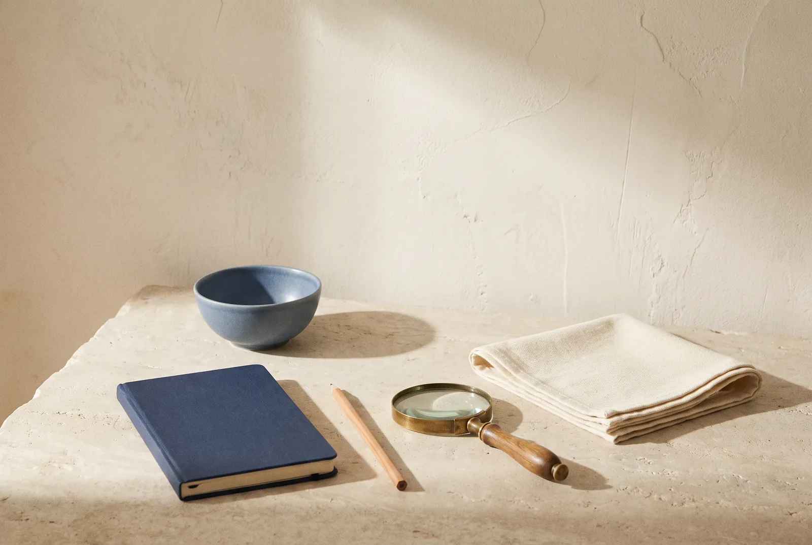 Cuaderno, lápiz y lupa para observar y preparar una consulta