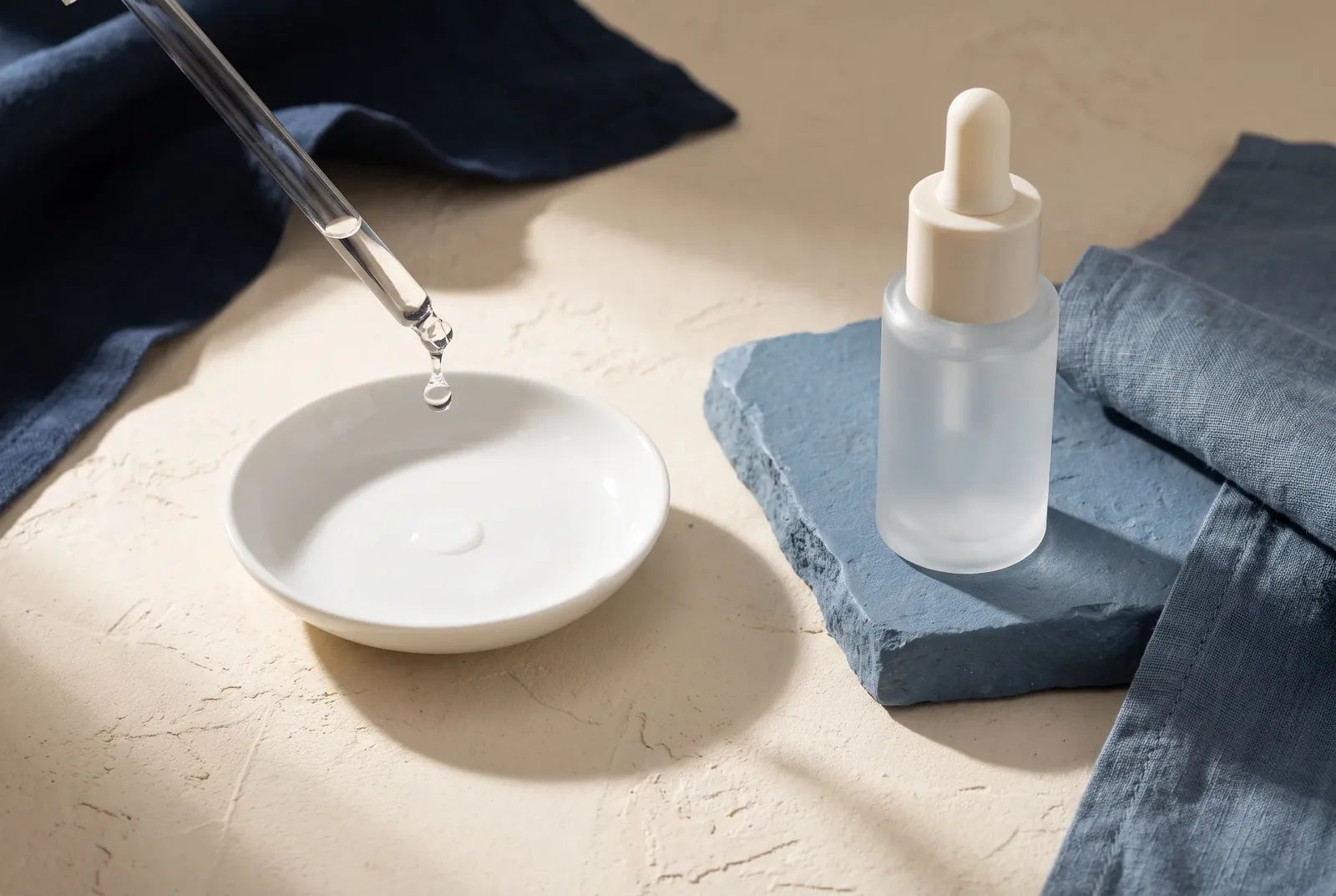 Pipeta de cosmética y recipiente de porcelana