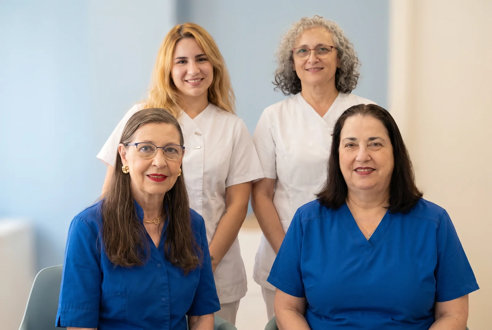 La Dra. Anabel Cervera y la Dra. Nelly Vigil sentadas delante; Stephanie y Rosa detrás, de izquierda a derecha